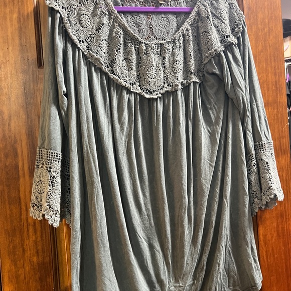 Gimmicks Top - Picture 2 of 4